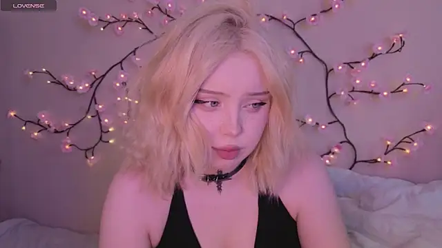 Snapshot of RileyVice chatting on May 23, 2026, 8:57 am RileyVice online show from May 23, 2026, 8:57 am