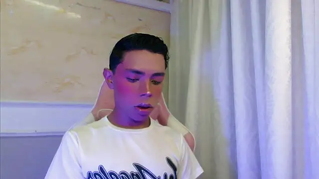 ALEX HOTl  online show from September 26, 2025, 7:04 am