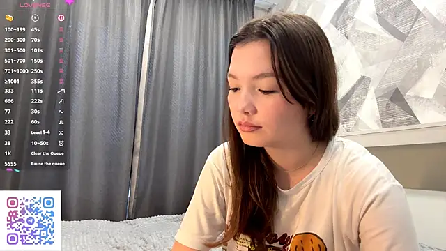 KiraVelvet online show from October 28, 2025, 8:13 am