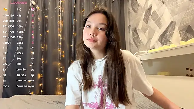 KiraVelvet online show from December 2, 2025, 9:44 am