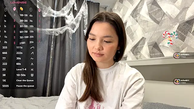 KiraVelvet online show from November 1, 2025, 9:47 am