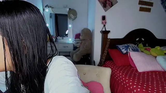 mia yireth online show from October 25, 2025, 12:54 am