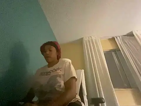 Snapshot of princesslivv chatting on December 5, 2025, 2:32 am princesslivv online show from December 5, 2025, 2:32 am