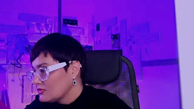 Snapshot of LauraDavidsons chatting on November 7, 2025, 4:00 pm LauraDavidsons online show from November 7, 2025, 4:00 pm