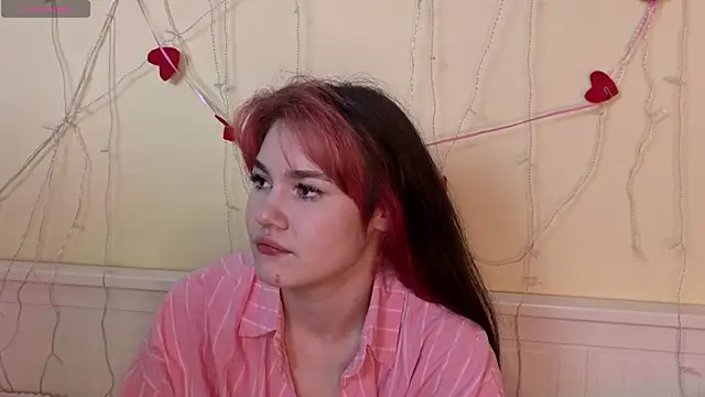 Snapshot of MauraSpurrier chatting on November 5, 2025, 6:44 pm MauraSpurrier online show from November 5, 2025, 6:44 pm