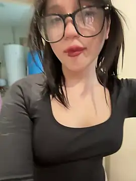 Snapshot of YourLittleDevil chatting on March 21, 2026, 9:36 am YourLittleDevil online show from March 21, 2026, 9:36 am