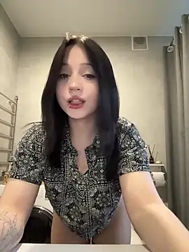 YourLittleDevil online show from December 18, 2025, 1:26 pm