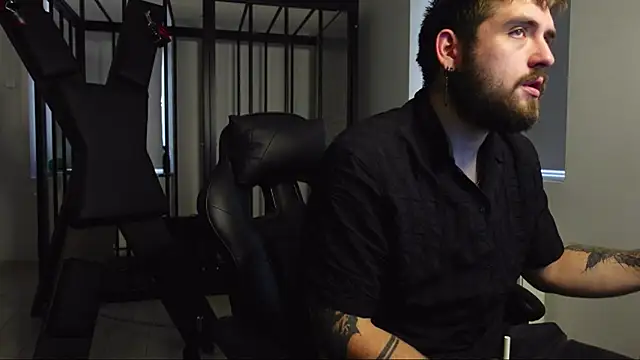 Snapshot of Mike_Platano chatting on October 18, 2025, 2:41 pm Mike Platano online show from October 18, 2025, 2:41 pm