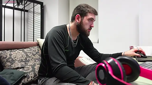 Snapshot of Mike_Platano chatting on November 19, 2025, 8:42 pm Mike Platano online show from November 19, 2025, 8:42 pm