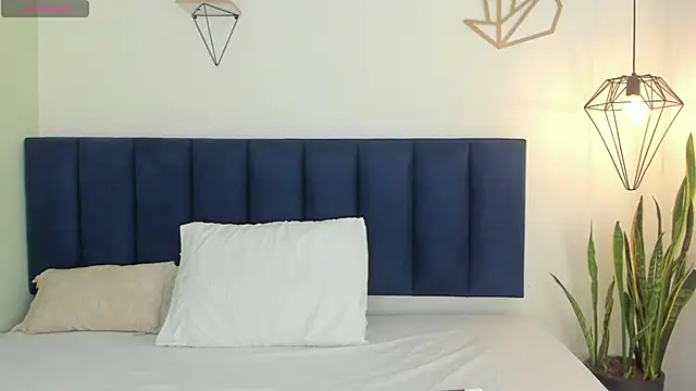 sophieturner mg online show from December 20, 2025, 7:06 pm