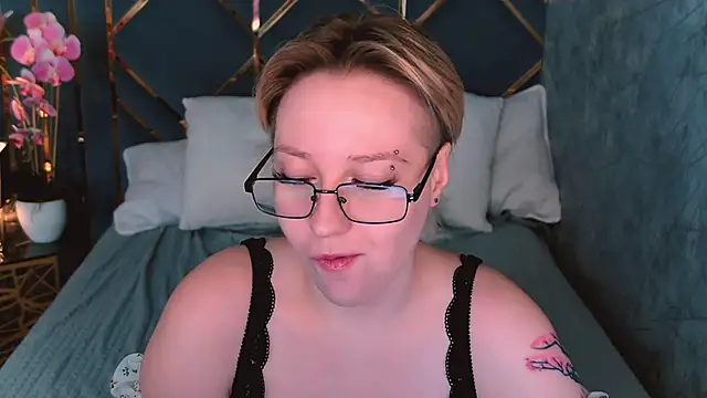 Snapshot of AlexandraGreen chatting on April 3, 2026, 9:32 pm AlexandraGreen online show from April 3, 2026, 9:32 pm