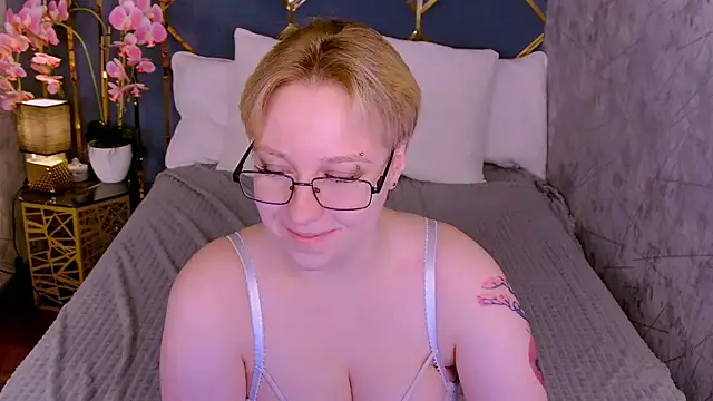 Snapshot of AlexandraGreen chatting on April 19, 2026, 6:10 pm AlexandraGreen online show from April 19, 2026, 6:10 pm