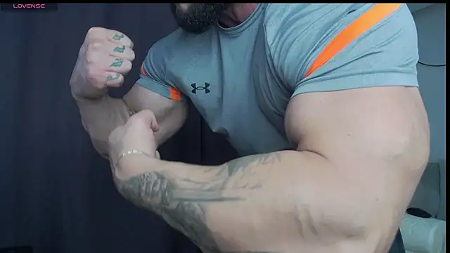 Snapshot of RickyMiami1 chatting on November 9, 2025, 6:23 pm RickyMiami1 online show from November 9, 2025, 6:23 pm