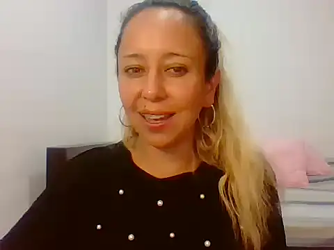 Snapshot of leah_susman chatting on November 10, 2025, 6:35 pm leah susman online show from November 10, 2025, 6:35 pm