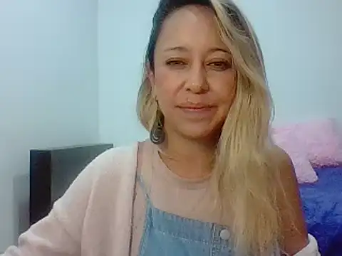 Snapshot of leah_susman chatting on November 22, 2025, 1:37 am leah susman online show from November 22, 2025, 1:37 am