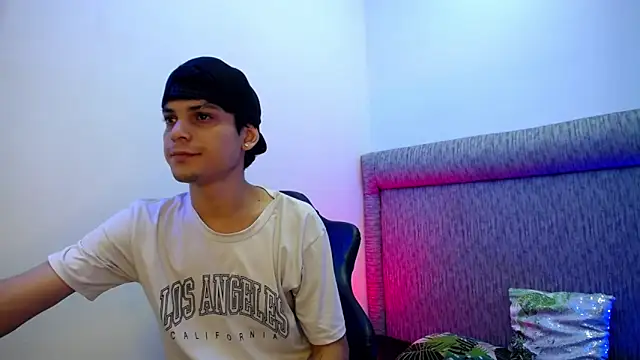 dilan hott  online show from February 2, 2026, 12:48 pm