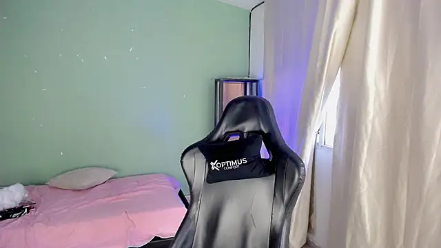 dilan hott  online show from November 1, 2025, 8:25 pm