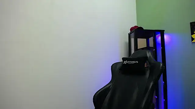 dilan hott  online show from December 14, 2025, 2:55 pm