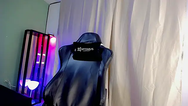 dilan hott  online show from November 9, 2025, 8:46 pm