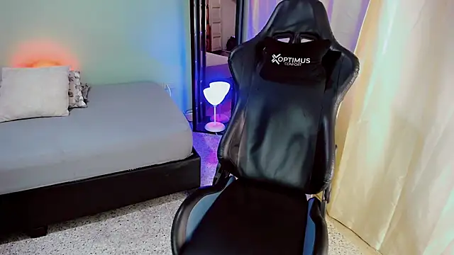 dilan hott  online show from October 10, 2025, 8:42 pm