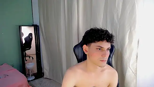 dilan hott  online show from November 19, 2025, 8:31 pm