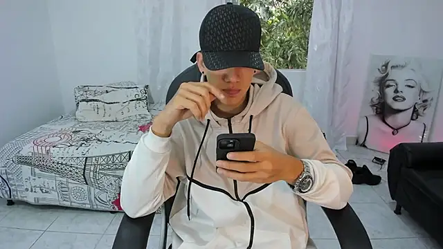 maxthomson boy online show from October 2, 2025, 7:39 pm
