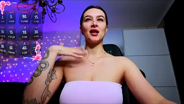Veronica Larsson online show from April 21, 2026, 6:58 pm