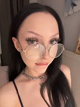 Lina Thornton  online show from May 22, 2026, 8:29 pm