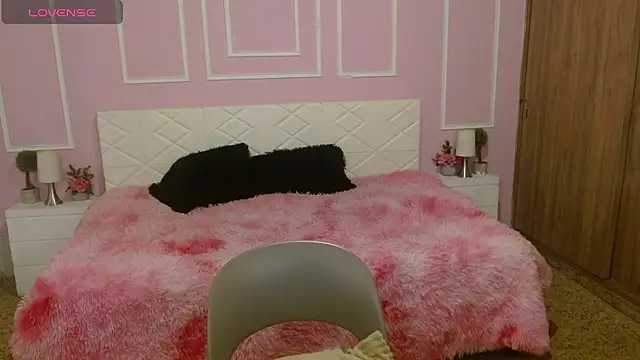 Snapshot of BellaSky4 chatting on December 2, 2025, 12:40 pm BellaSky4 online show from December 2, 2025, 12:40 pm