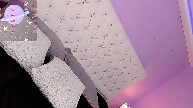 Snapshot of DaniielaV chatting on December 2, 2025, 1:35 pm DaniielaV online show from December 2, 2025, 1:35 pm