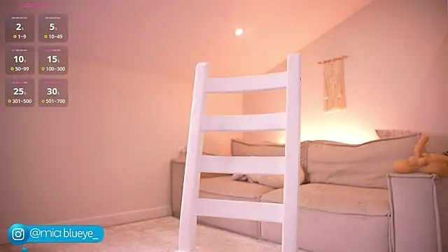 Snapshot of Miablueye chatting on October 19, 2025, 10:23 pm Miablueye online show from October 19, 2025, 10:23 pm