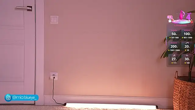 Snapshot of Miablueye chatting on November 16, 2025, 2:33 pm Miablueye online show from November 16, 2025, 2:33 pm