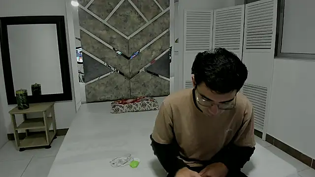 AronWilde online show from October 7, 2025, 5:41 am