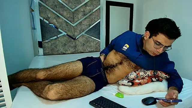 AronWilde online show from October 2, 2025, 6:39 am