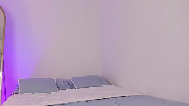 elzafuentes1 online show from February 20, 2026, 8:11 pm