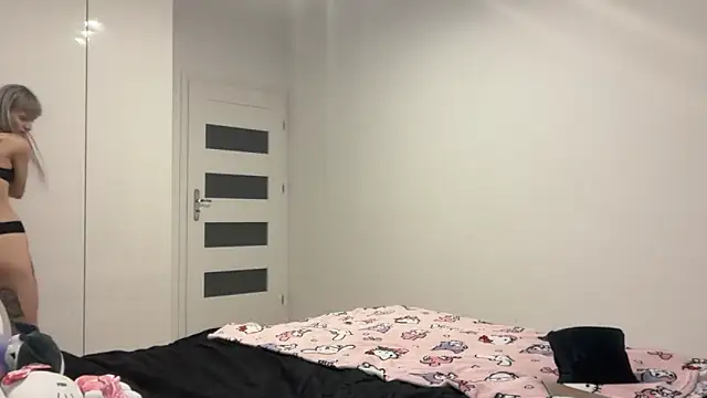 Snapshot of FluffySlutt chatting on October 1, 2025, 9:29 pm FluffySlutt online show from October 1, 2025, 9:29 pm