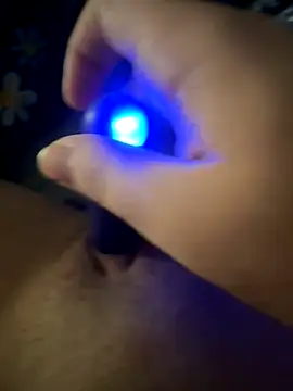 Mellywelly online show from December 3, 2025, 8:47 am