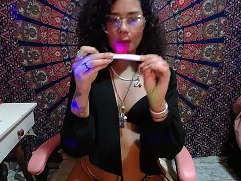 Snapshot of Delliriummm chatting on March 17, 2026, 4:59 am Delliriummm online show from March 17, 2026, 4:59 am