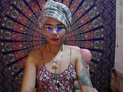 Snapshot of Delliriummm chatting on March 6, 2026, 8:42 am Delliriummm online show from March 6, 2026, 8:42 am