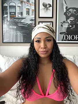 Snapshot of mialuna- chatting on October 1, 2025, 9:03 am mialuna- online show from October 1, 2025, 9:03 am