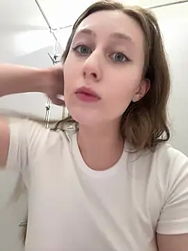 Snapshot of FroggyAnna chatting on July 4, 2026, 6:34 pm FroggyAnna online show from July 4, 2026, 6:34 pm