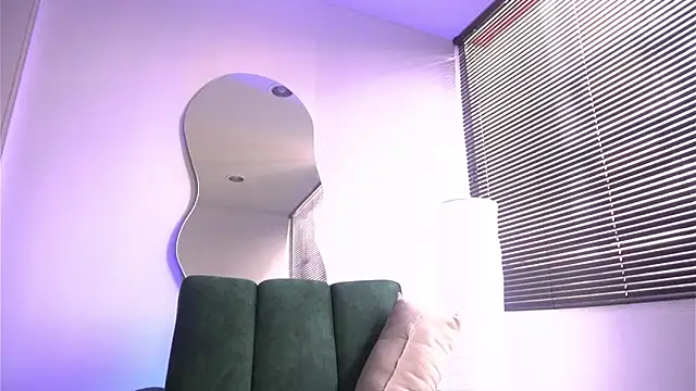 a Malgosia mako online show from October 15, 2025, 3:20 pm