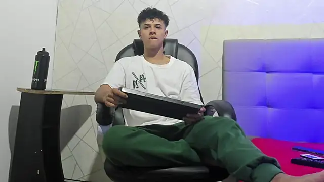 Snapshot of Alex_Colton7 chatting on December 14, 2025, 3:35 am Alex Colton7 online show from December 14, 2025, 3:35 am