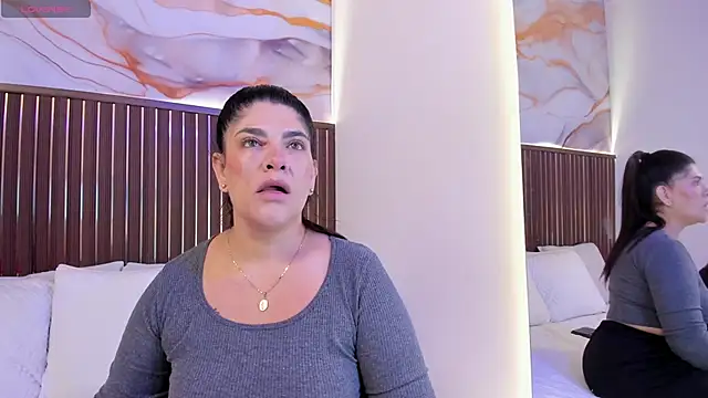 Snapshot of Roxie-NS chatting on October 10, 2025, 11:44 am Roxie-NS online show from October 10, 2025, 11:44 am