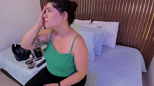 Snapshot of Roxie-NS chatting on December 2, 2025, 11:45 am Roxie-NS online show from December 2, 2025, 11:45 am