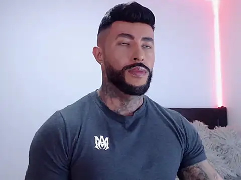 andrea de lucaa online show from October 18, 2025, 11:40 pm