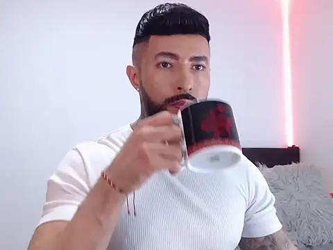 andrea de lucaa online show from October 22, 2025, 4:01 am