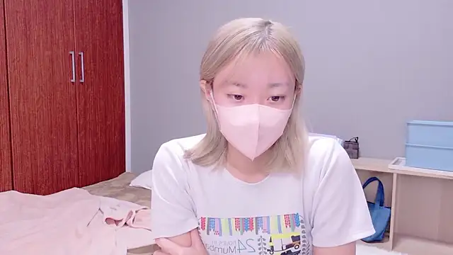 Nana  ch online show from November 10, 2025, 4:39 am