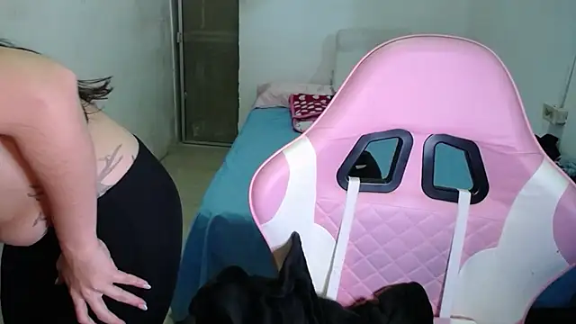 Snapshot of Amber09raiden chatting on November 20, 2025, 10:52 pm Amber09raiden online show from November 20, 2025, 10:52 pm