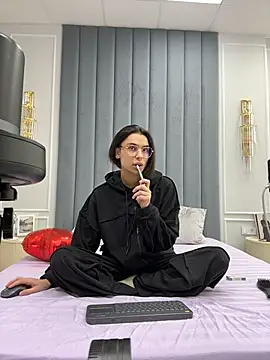 VioletAsh online show from February 10, 2026, 4:22 am